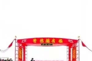 《镜中第三个人》封面，镜面反射里的人影与暗色背景