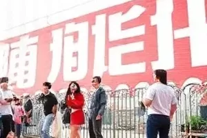 《无人认领的快递》封面，堆叠纸箱与白色标签的静物特写